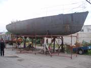 корпус яхты проекта ВС-1800 в позиции для рихтовки